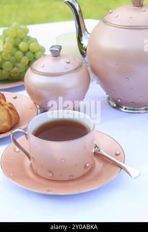 Tisch im Garten wird zum Tee serviert. Stockfoto