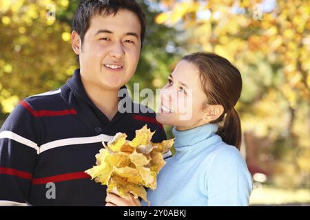 Glückliches junges Paar in Liebe im freien Stockfoto