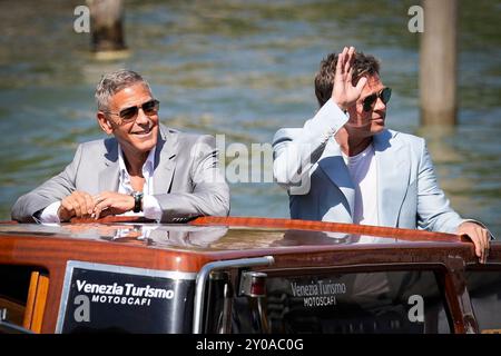 Venedig Lido, Italien. September 2024. George Clooney und Brad Pitt werden im Hotel Excelsior während des 81. Internationalen Filmfestivals von Venedig am 1. September 2024 in Venedig gesehen. (Foto: Daniele Cifala/NurPhoto) Credit: NurPhoto SRL/Alamy Live News Stockfoto