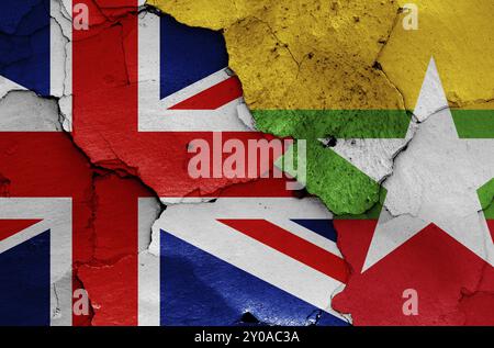 Flaggen von Großbritannien und Myanmar auf gerissene Wand gemalt Stockfoto
