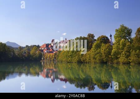 Bezaubernde Burg über dem Fluss in der bayerischen Stadt Füssen Stockfoto