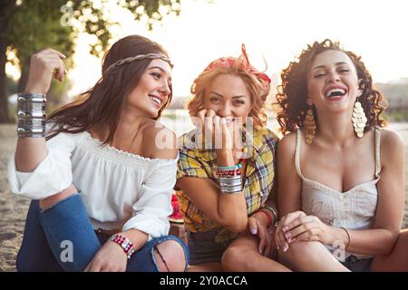 Gerne slim tan Frauen am Strand im Sonnenuntergang. Reisen und Glück Konzept Stockfoto