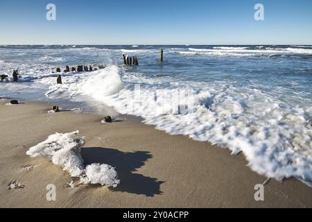 An einem sonnigen Tag an der Ostseeküste Stockfoto