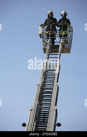 Feuerwehrleute mit Atemgerät während einer Trainingsübung Stockfoto