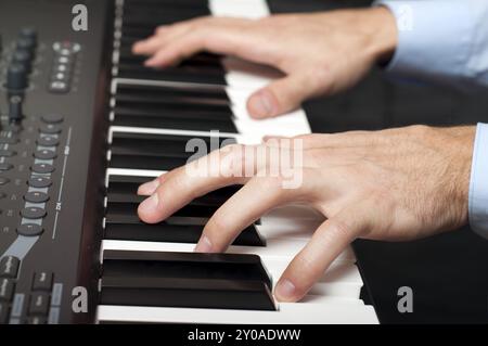 Nahaufnahme von männlichen Händen, die im Studio Klavier spielen Stockfoto