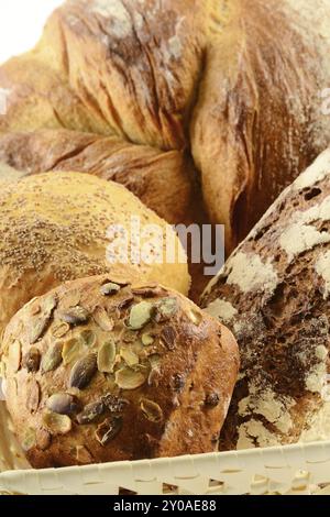 Komposition mit Brot und Brötchen auf Küchentisch Stockfoto