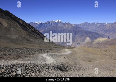 Landschaft im Annapurna Conservation Area, Nepal. Kurviger Weg in Richtung Muktinath Stockfoto