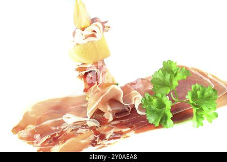 Serrano-Schinken mit Melonenspieß auf weißem Hintergrund Stockfoto