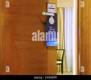 Bitte nicht stören Sie Schild hängen auf offene Tür in einem hotel Stockfoto