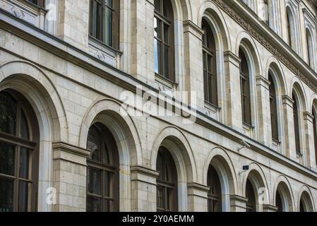 Fassade mit Bogenfenstern Stockfoto