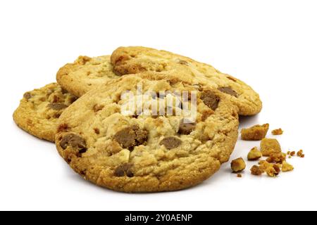 Haufen von Milchschokolade Mandel Cookies auf weißem Hintergrund Stockfoto