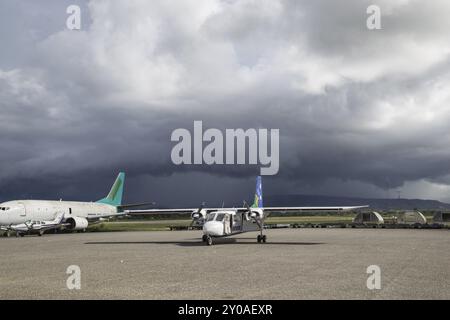 Honiara, Salomonen, 27. Mai 2015: Kleines Propellerflugzeug am Flughafen, Ozeanien Stockfoto