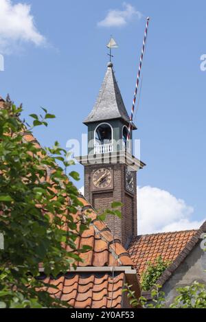 Enkhuizen, Niederlande. Juni 2022. Die Kirche und Zugbrücke des Zuiderzee Museums in Enkhuizen Stockfoto
