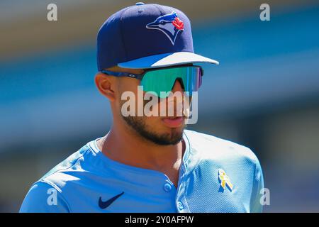 Minneapolis, Minnesota, USA. September 2024. Der zweite Baseman LEO JIMENEZ (49) der Toronto Blue Jays sieht sich während eines MLB-Baseballspiels zwischen den Minnesota Twins und den Toronto Blue Jays im Target Field an. (Kreditbild: © Steven Garcia/ZUMA Press Wire) NUR REDAKTIONELLE VERWENDUNG! Nicht für kommerzielle ZWECKE! Quelle: ZUMA Press, Inc./Alamy Live News Stockfoto