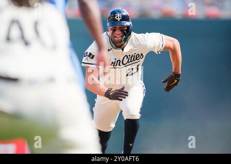 Minneapolis, Minnesota, USA. September 2024. Der zweite Baseman der Minnesota Twins ROYCE LEWIS (23) bereitet sich darauf vor, während eines MLB-Baseballspiels zwischen den Minnesota Twins und den Toronto Blue Jays im Target Field in die dritte Base einzutauchen. (Kreditbild: © Steven Garcia/ZUMA Press Wire) NUR REDAKTIONELLE VERWENDUNG! Nicht für kommerzielle ZWECKE! Quelle: ZUMA Press, Inc./Alamy Live News Stockfoto