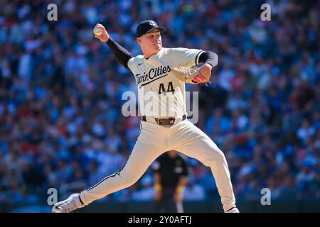 Minneapolis, Minnesota, USA. September 2024. Der Minnesota Twins Relief Pitcher COLE SANDS (44) gewann während eines MLB-Baseballspiels zwischen den Minnesota Twins und den Toronto Blue Jays im Target Field mit 4:3. (Kreditbild: © Steven Garcia/ZUMA Press Wire) NUR REDAKTIONELLE VERWENDUNG! Nicht für kommerzielle ZWECKE! Quelle: ZUMA Press, Inc./Alamy Live News Stockfoto