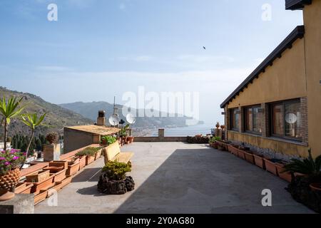 Taormina, Italien - 19. Juni 2024: Großer Balkon mit wunderschönem Blick auf das Meer und die Berge. Stockfoto