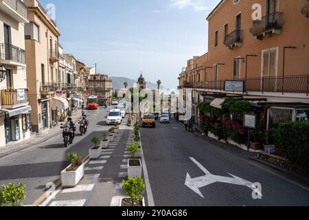 Taormina, Italien - 19. Juni 2024: Blick auf die Via Luigi Pirandello. Stockfoto