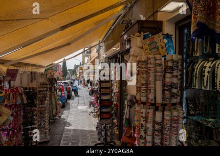 Taormina, Italien - 19. Juni 2024: Ein Souvenirladen. Stockfoto