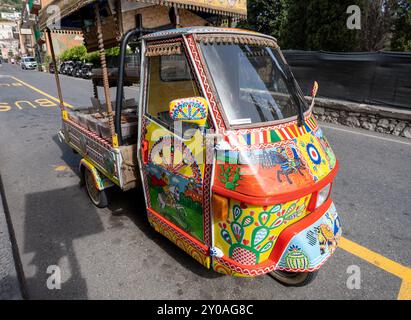 Taormina, Italien - 19. Juni 2024: Dekoriertes Piaggio Ape Motorrad. Stockfoto