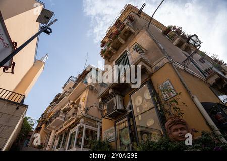 Taormina, Italien - 19. Juni 2024: Sizilianische Architektur. Ansicht von unten nach oben. Stockfoto
