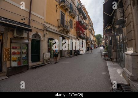 Taormina, Italien - 19. Juni 2024: Via Teatro Greco Straße. Stockfoto