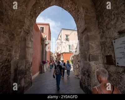 Taormina, Italien - 19. Juni 2024: Menschen laufen auf der Straße Corso Umberto. Stockfoto