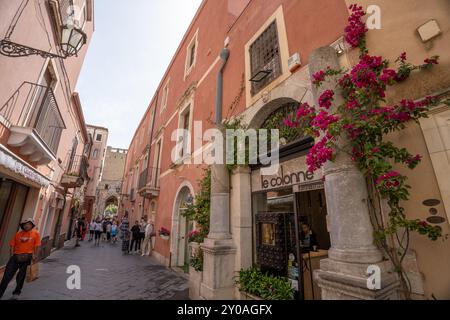 Taormina, Italien - 19. Juni 2024: Corso Umberto Straße. Stockfoto