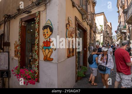 Taormina, Italien - 19. Juni 2024: Spielwarenladen aus Holz. Stockfoto