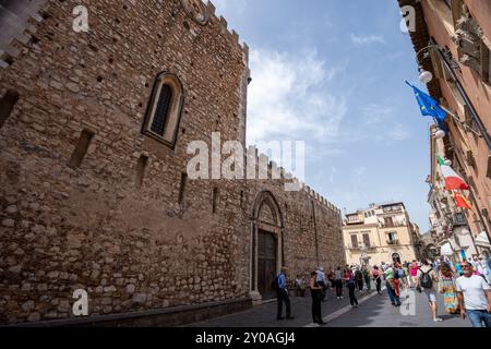 Taormina, Italien - 19. Juni 2024: Corso Umberto Straße. Stockfoto
