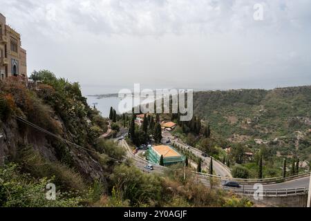 Taormina, Italien - 19. Juni 2024: Blick auf die Stadt von einem Hügel. Stockfoto