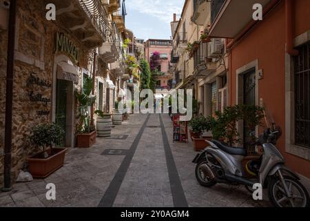 Taormina, Italien - 19. Juni 2024: Gemütliche Straße. Stockfoto