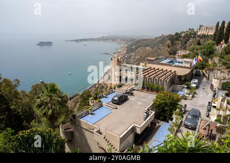 Taormina, Italien - 19. Juni 2024: Blick auf die Stadt von einem Hügel. Stockfoto