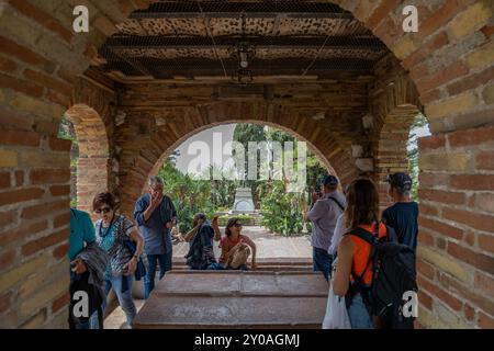 Taormina, Italien - 19. Juni 2024: Rathaus Von Taormina. Öffentlicher Garten Taormina. Stockfoto