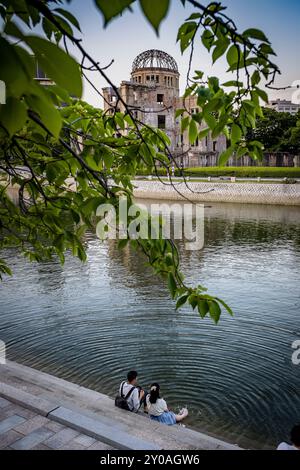 Hiroshima Peace Memorial (Genbaku Dome, Atombombendom oder A-Bomb Dome) und Motoyasu River in Hiroshima, Japan Stockfoto