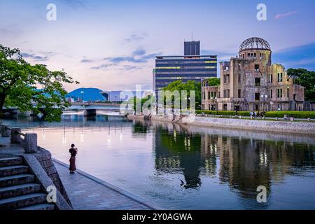 Hiroshima Peace Memorial (Genbaku Dome, Atombombendom oder A-Bomb Dome) und Motoyasu River in Hiroshima, Japan Stockfoto