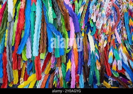 Farbenfrohe Papierkraniche oder Origami hängen an einem Cenotaph als Opfergabe im Hiroshima Peace Memorial Park Stockfoto