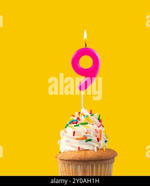 Geburtstagskarte mit rosa Kerzen und Cupcake - Nummer 9 Stockfoto