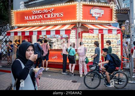 Marion Crepes Patisserie. Straßenszene in Takeshita Dori. Tokio, Japan, Asien Stockfoto