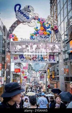 Blick auf Takeshita-dori (takeshita Straße), eine Fußgängerzone mit Boutiquen, Cafés und Restaurants in Harajuku, Tokio, Japan. Stockfoto