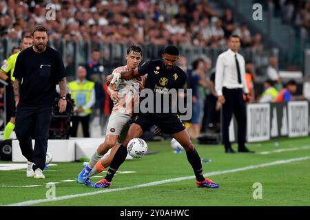 Gleison Bremer Juventus FC und Niccolo Pisilli ALS Roma beim Spiel der Serie A 2024/25 zwischen Juventus FC und AS Roma im Allianz Stadium am 01. September 2024 in Turin, Italien - ph Giuliano Marchisciano während des Spiels Juventus FC vs AS Roma, italienisches Fußball-Serie A Spiel in Turin, Italien, 01. September 2024 Stockfoto