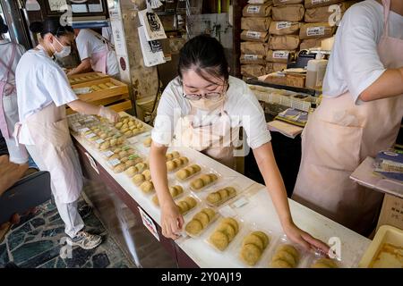 Verkauf des traditionellen Daifuku im Nakatanidou Shop, hergestellt aus weichem Reiskuchen (Mochi) gefüllt mit süßer Bohnenpaste, in Nara Japan. Stockfoto