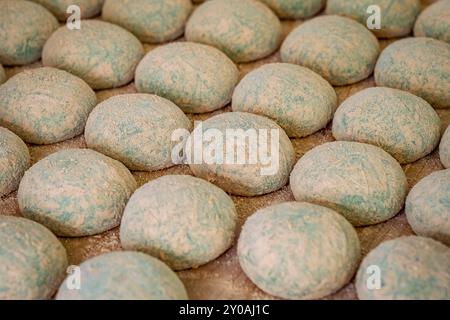 Das traditionelle Daifuku im Nakatanidou Shop, hergestellt aus weichem Reiskuchen (Mochi) gefüllt mit süßer Bohnenpaste, in Nara Japan. Stockfoto