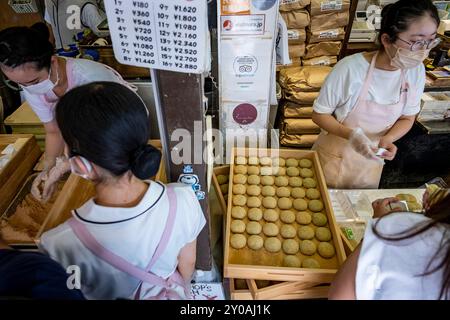 Verkauf des traditionellen Daifuku im Nakatanidou Shop, hergestellt aus weichem Reiskuchen (Mochi) gefüllt mit süßer Bohnenpaste, in Nara Japan. Stockfoto