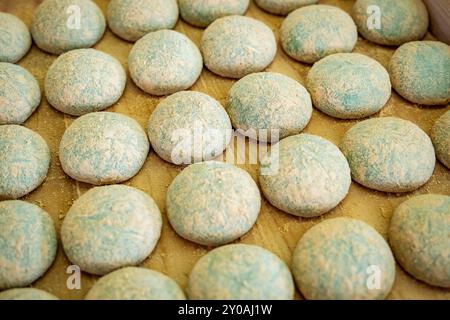 Das traditionelle Daifuku im Nakatanidou Shop, hergestellt aus weichem Reiskuchen (Mochi) gefüllt mit süßer Bohnenpaste, in Nara Japan. Stockfoto