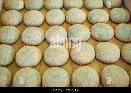 Das traditionelle Daifuku im Nakatanidou Shop, hergestellt aus weichem Reiskuchen (Mochi) gefüllt mit süßer Bohnenpaste, in Nara Japan. Stockfoto