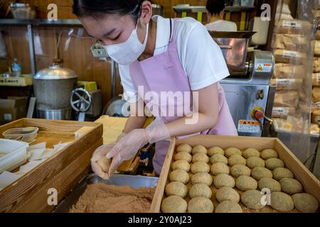 Herstellung des traditionellen Daifuku im Nakatanidou Shop, hergestellt aus weichem Reiskuchen (Mochi) gefüllt mit süßer Bohnenpaste, in Nara Japan. Stockfoto