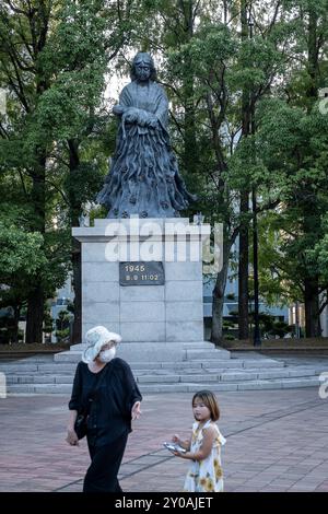 Friedenspark. Gedenkstatue einer Frau, die ein totes Kind in ihren Armen trägt. Nagasaki, Japan Stockfoto