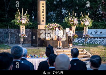 Ökumenische Zeremonie findet jeden 8. August im Nagasaki Hypocenter Park vor dem Monolithen statt, der das Hypozentrum kennzeichnet, in dem alle Religionen von Na Stockfoto