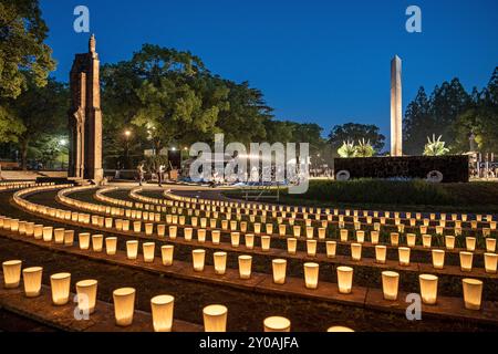 Ökumenische Zeremonie findet jeden 8. August im Nagasaki Hypocenter Park vor dem Monolithen statt, der das Hypozentrum kennzeichnet, in dem alle Religionen von Na Stockfoto